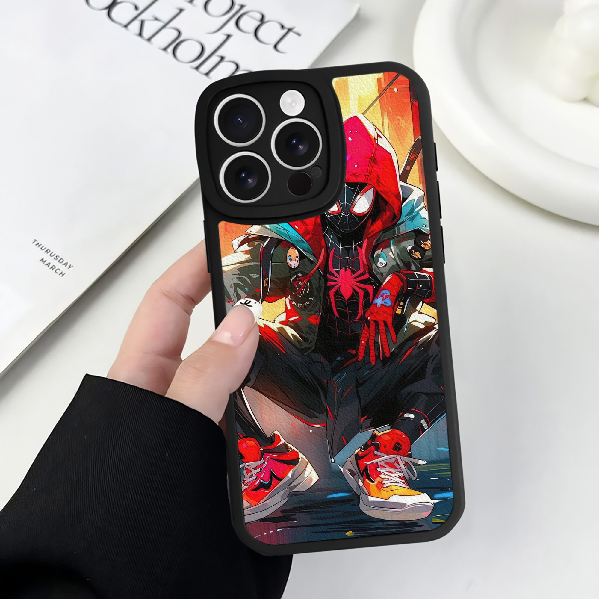（画像用） Spider Man スパイダーマン 【iPhone 16シリーズ対応】シリコンスマホケース（レザー調） 材質：シリコン